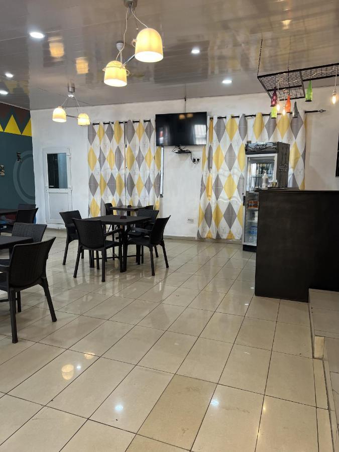 פריטאון Sky Inn Hotel מראה חיצוני תמונה