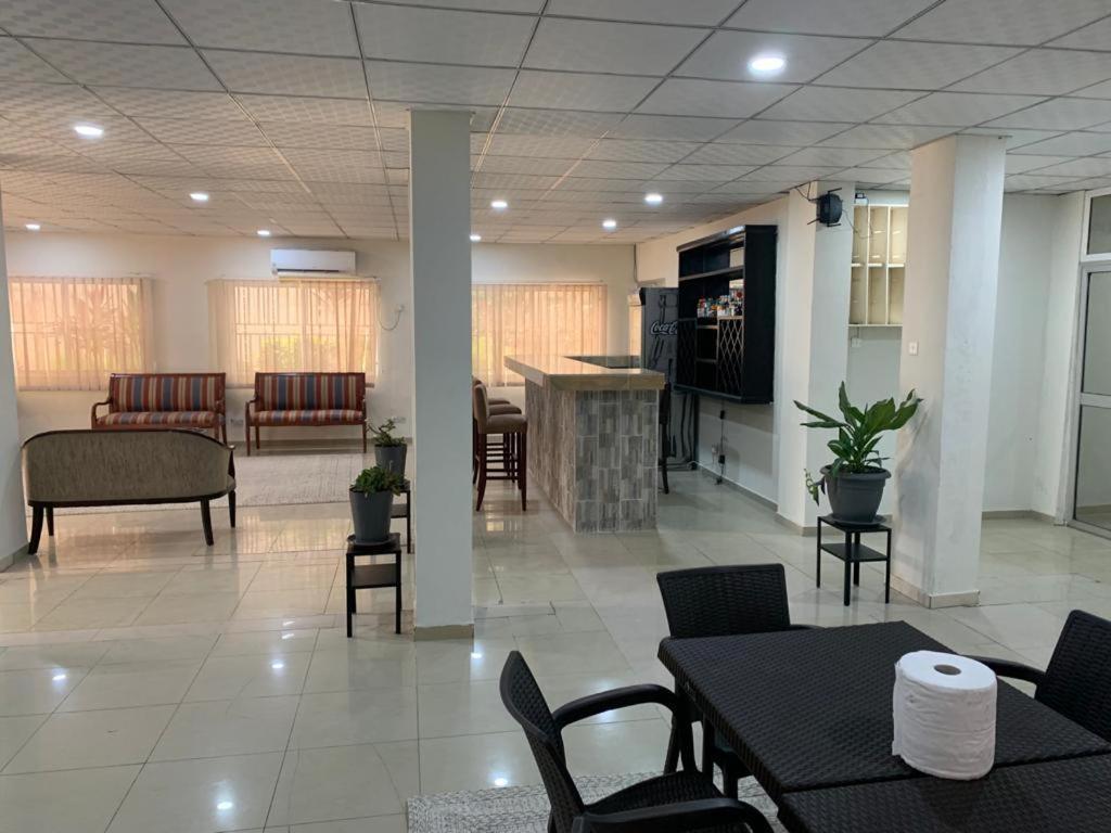 פריטאון Sky Inn Hotel מראה חיצוני תמונה