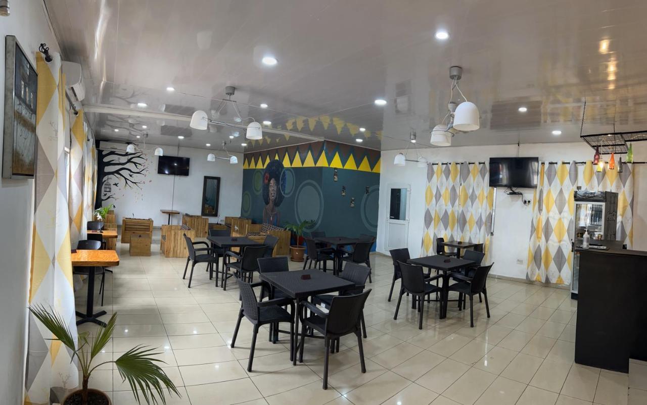פריטאון Sky Inn Hotel מראה חיצוני תמונה